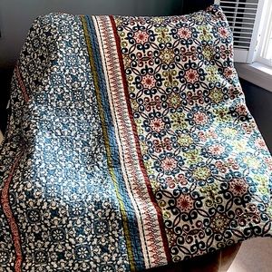 Queen size boho quilt with 2 pillow cases